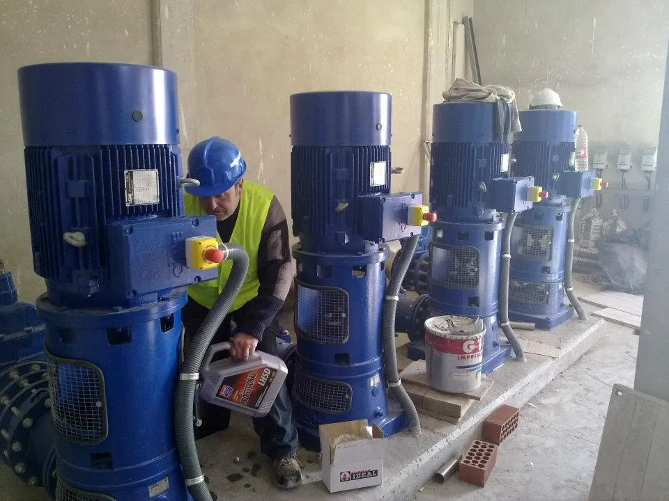 Equipos de bombeo instalados en una sala técnica
